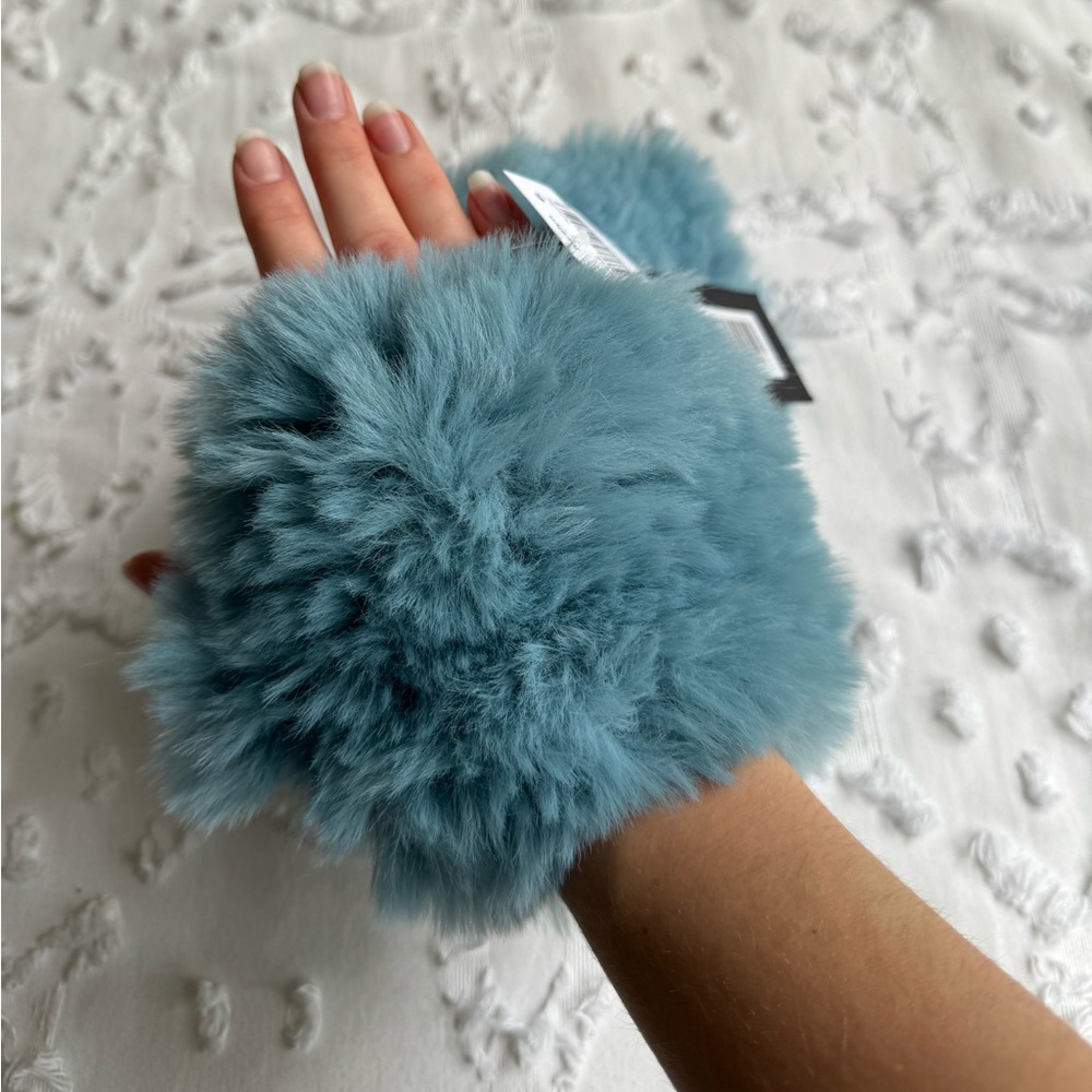 NWT Jocelyn Fingerless Mittens in Periwinkle